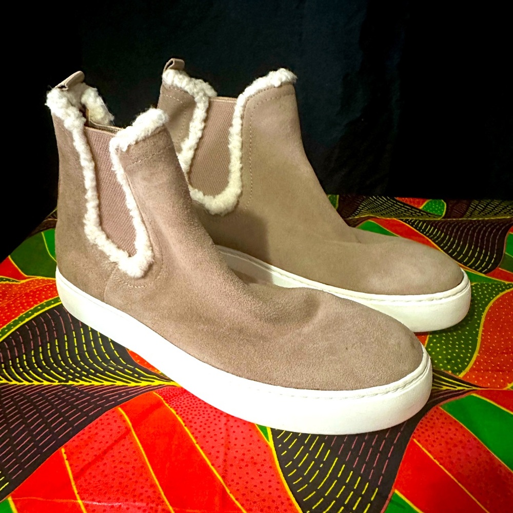 Lucky Brand slip on faux suede beige and white canvas style boots size 8.5 men’s